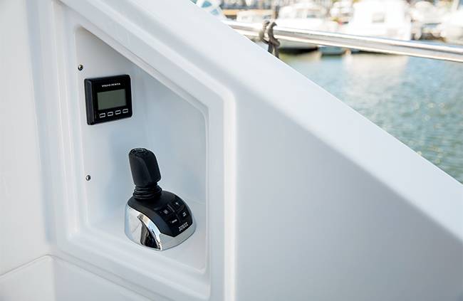Cruiser Yachts 60 Fly joystick Cruiser Yachts 60 Fly joystick