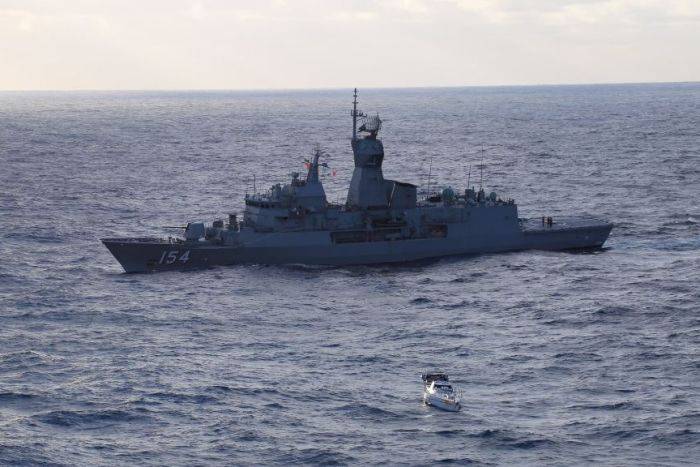 barca disalberata oceano Australia