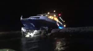 USA, il traghetto Iyanough impatta un frangiflutti a 30 nodi. Il capitano scambia barche a vela e pali per boe di segnalazione
