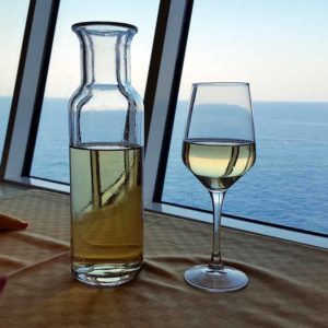 vino in barca bottiglia e calice