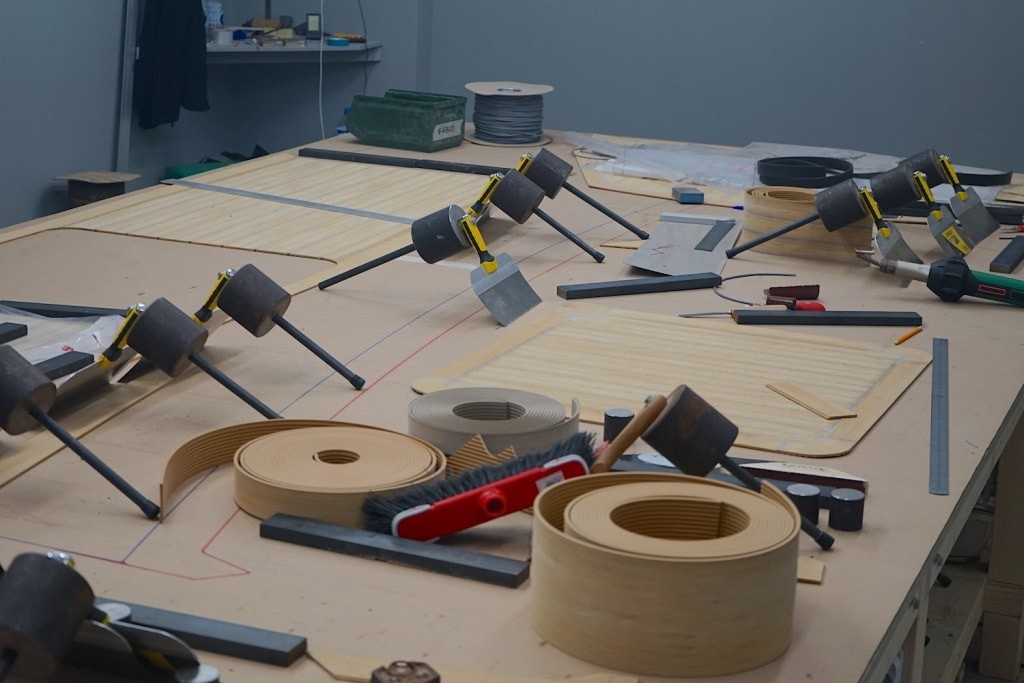 lavorazione del teak sintetico