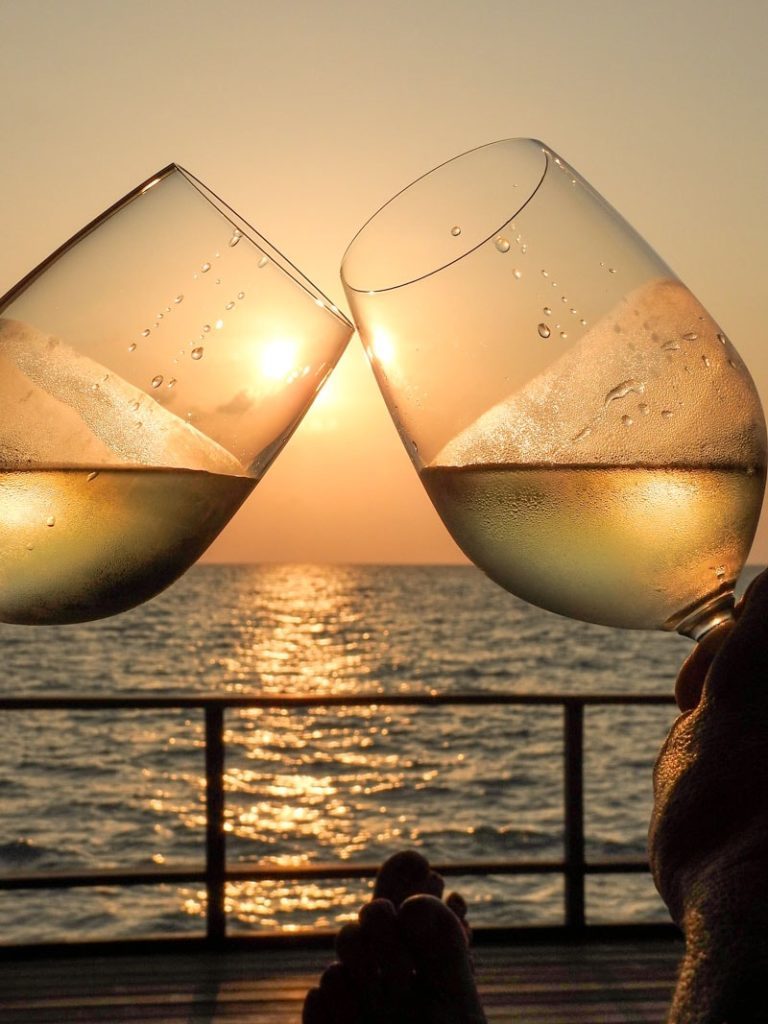 Bicchiere-di-vino-a-bordo
