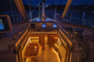 Hylas 48 dinette