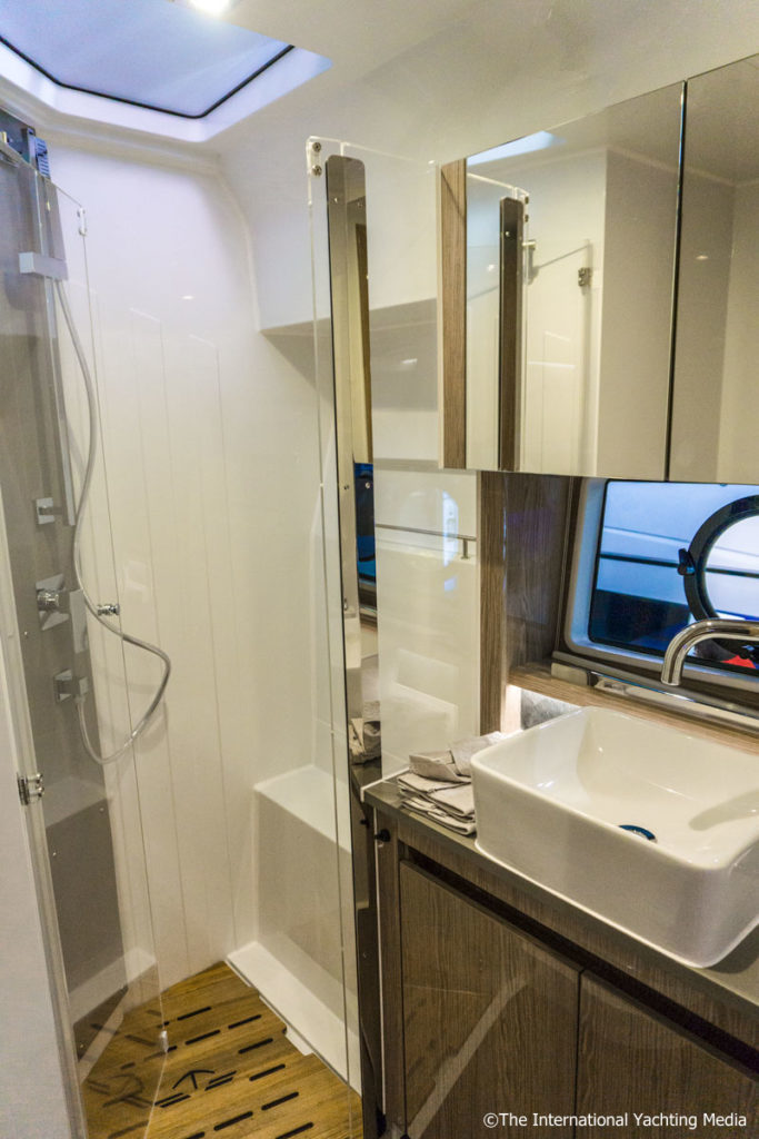Sealine C390 bagno armatore