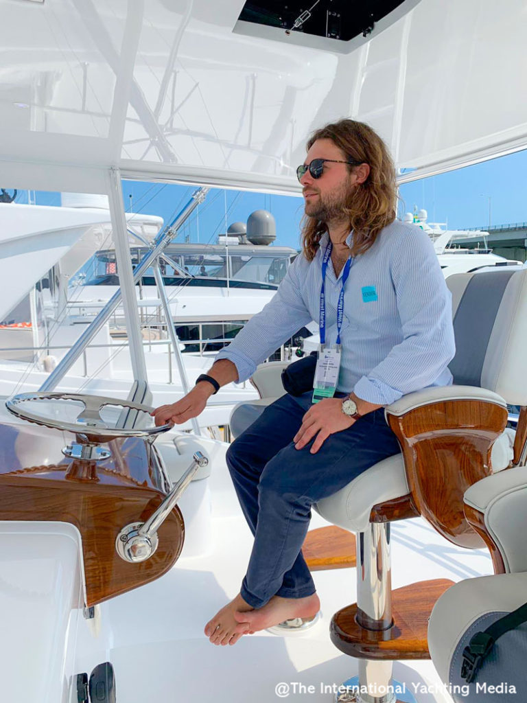 Hatteras GT 70 consolle di comando
