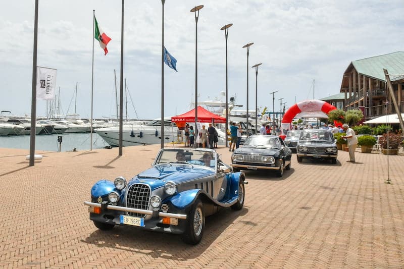 al marina di varazze torna la classic cars: sfilata sul molo