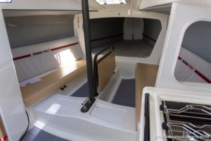 Dehler 30 OD interno dinette letto prua