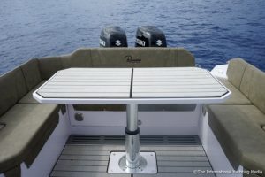 Ranieri International Cayman 35 executive super sport tavolo poppa