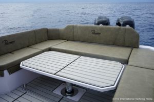 Ranieri International Cayman 35 executive super sport tavolo poppa