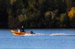 Conduzione senza patente gommone fiume