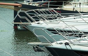 yacht in fiamme barche ormeggiate