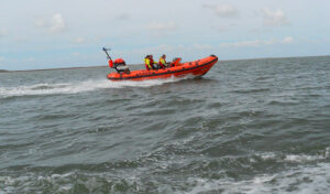 yacht in fiamme guardia costiera