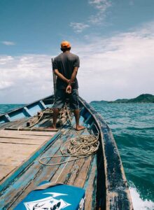 pesca sostenibile pescatore a prua