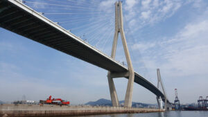 portacontainer contro una gru busan new port