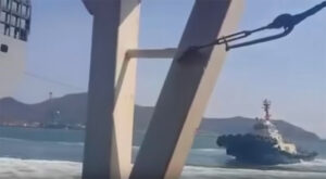 portacontainer contro una gru rimorchiatore