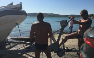 campeggion nautico traino gommone operazione