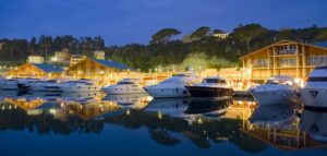marina di varazze bandiera blu by night