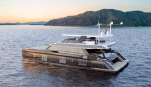 80 Sunreef Power Eco lato di sinistra e poppa