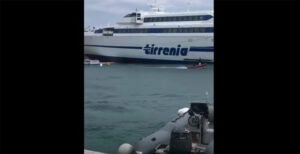 traghetto finisce sulla scogliera isole tremiti