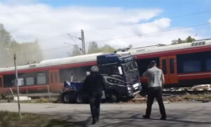 Treno contro barca incidente