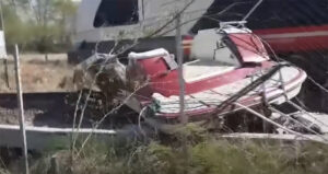 treno contro barca rottami