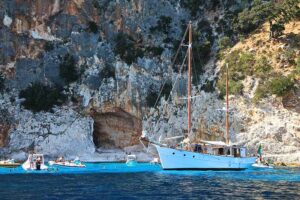 barca a vela e gommoni