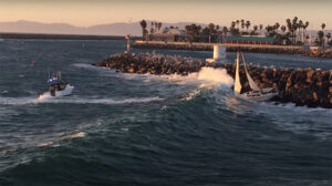 barca a vela in avaria contro gli scogli onda violenta