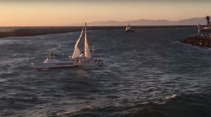 barca a vela in avaria contro gli scogli rimorchio