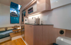 ingresso di poppa, disimpegno e cucina ingresso di poppa, disimpegno e cucina