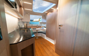 disimpegno, cucina, toilette e ingresso di prua disimpegno, cucina, toilette e ingresso di prua