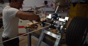 barca anfibia militare in officina