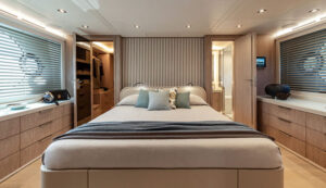 MCY-76-Skylounge-FLIBS-cabina-armatoriale