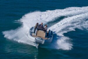 ranieri cayman 28 executive in navigazione