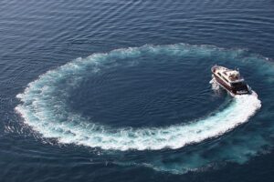 custom yacht in navigazione