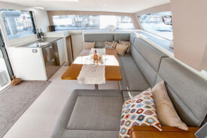 itacatamarans ita 14.99 salone di venezia dinette