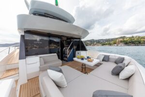 Foto pozzetto poppa con ingresso vs main deck
