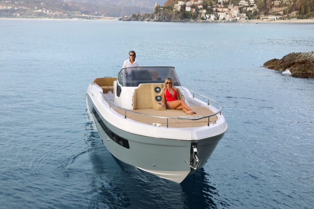 NEXT-330-LX di prua