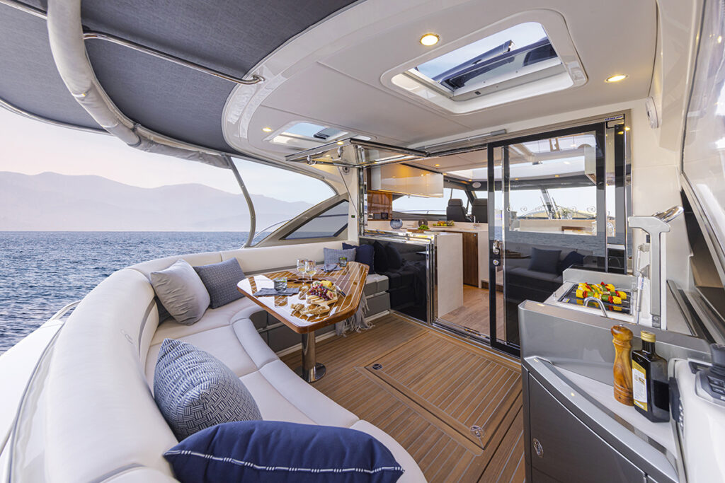 Riviera 4600 Sport Yacht