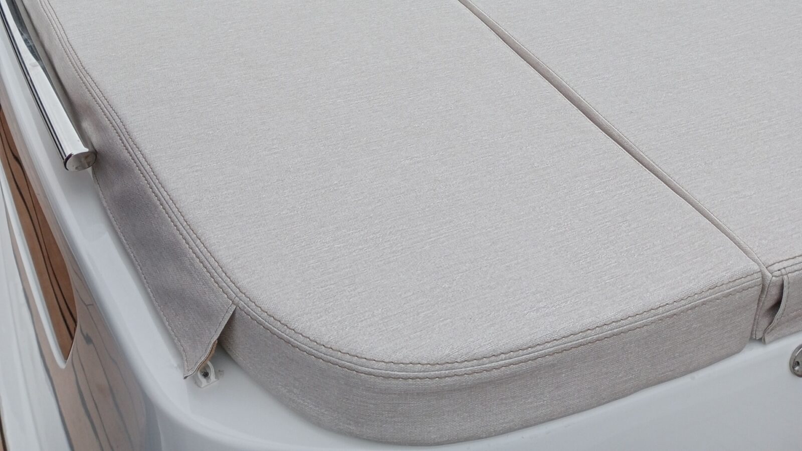 ITALYURE 35 WALKAROUND dettaglio cuscineria