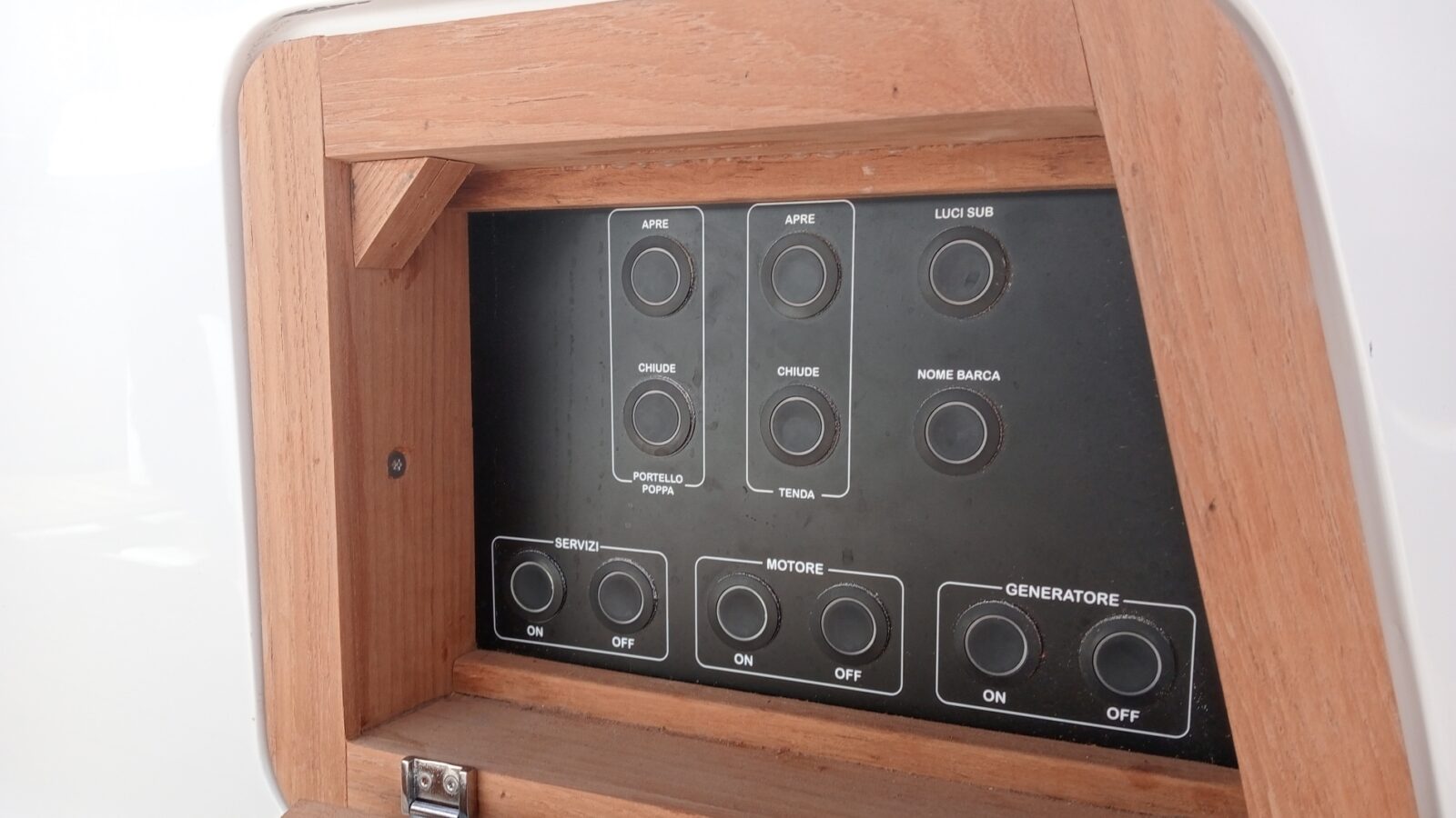 ITALYURE 35 WALKAROUND dettaglio pulsantiere di poppa