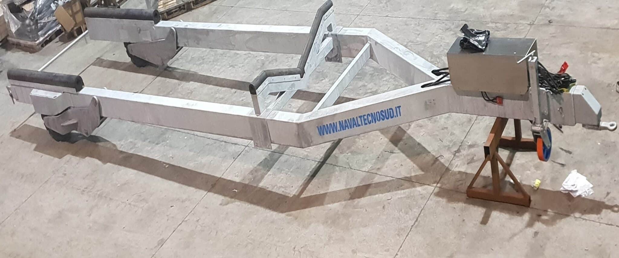 Carrelli trainati per barche, ottimi per la movimentazione nei cantieri nautici