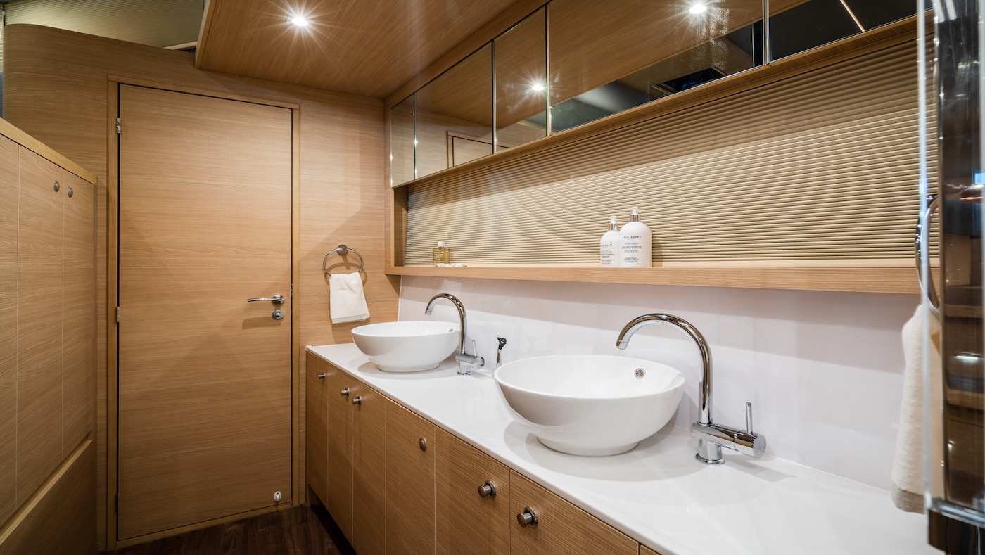 aquilla power caamarans bagni