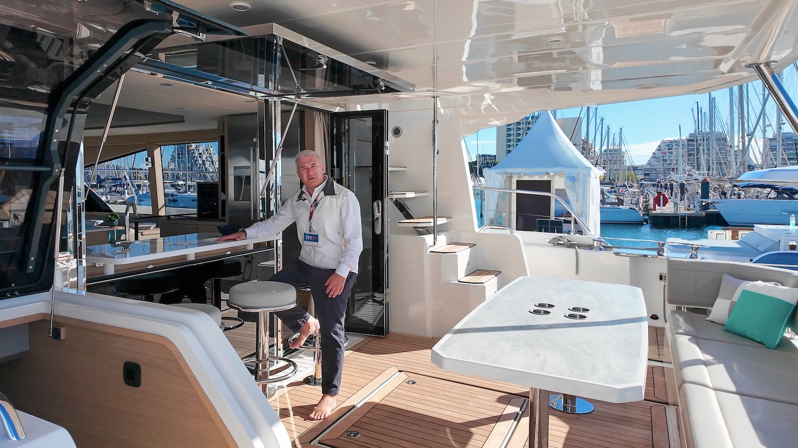 Aquila 54 Yacht: la video recensione di un catamarano a motore semplicemente immenso