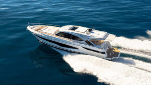 La nuova 4300 Sports Express di Riviera in anteprima al Cannes Yachting Festival