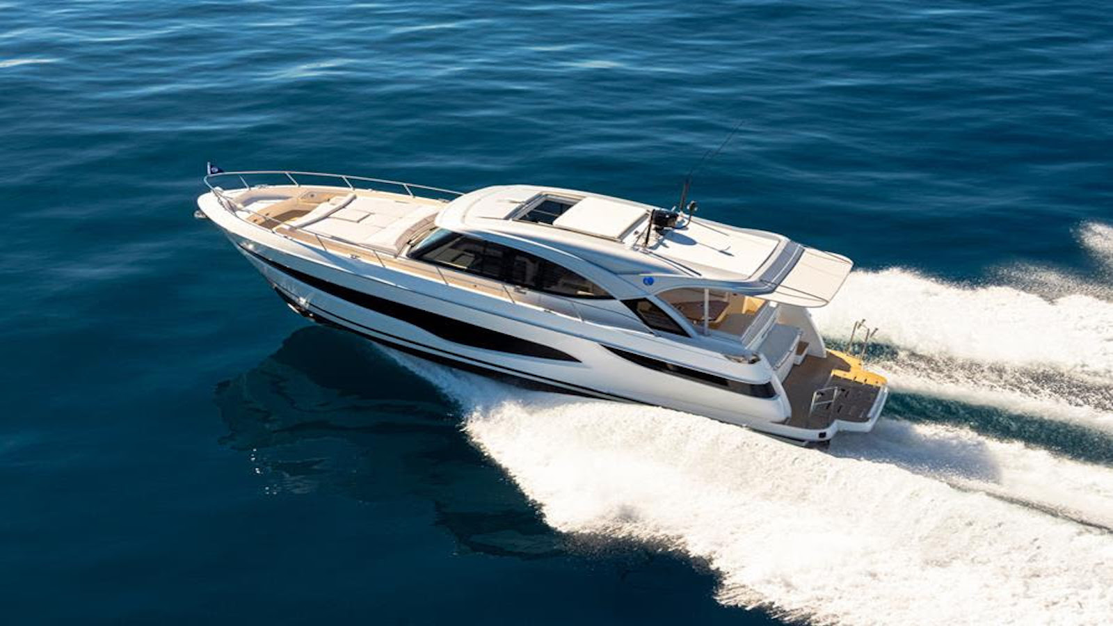 La nuova 4300 Sports Express di Riviera in anteprima al Cannes Yachting Festival