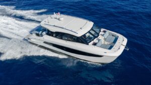 Aquila 42 Coupé, la video prova: eleganza da yacht, prestazioni da motoscafo, comfort da catamarano