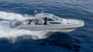 Mar.Co E-Motion 44, la video prova: stabilità, velocità e lusso in 13 metri e mezzo