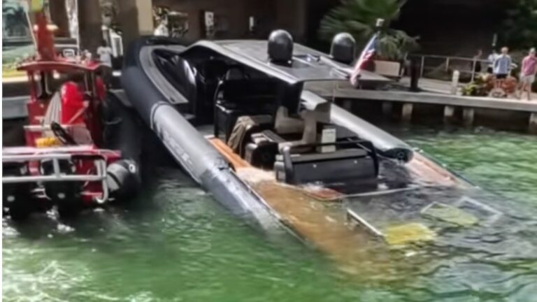 Anvera affonda parzialmente nel Miami River
