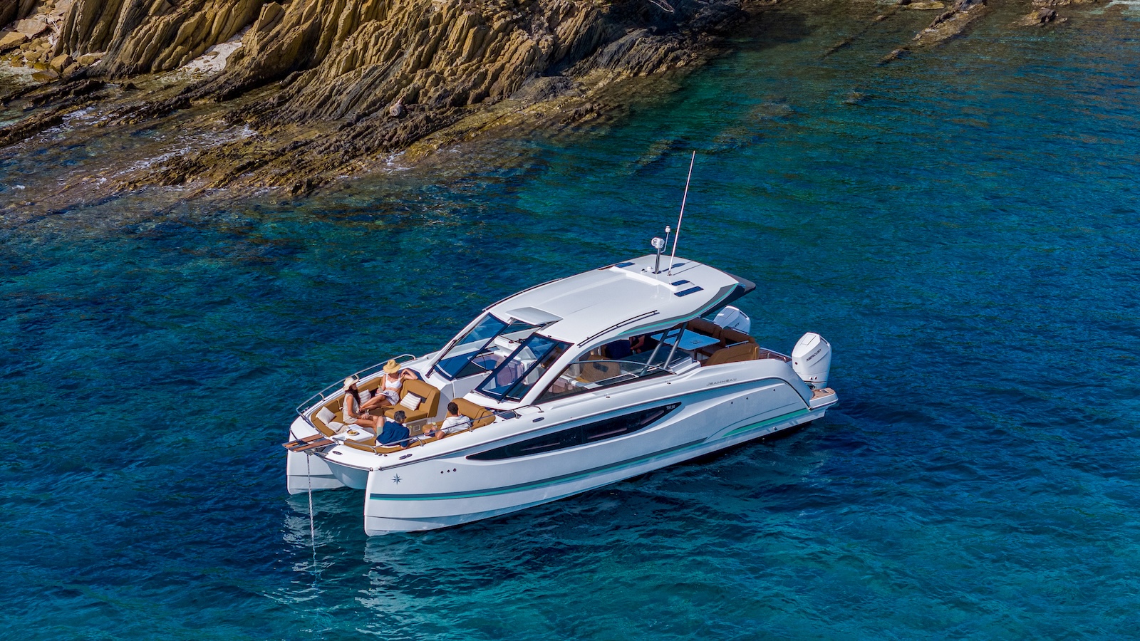 Il catamarano all'ancora Il catamarano all'ancora