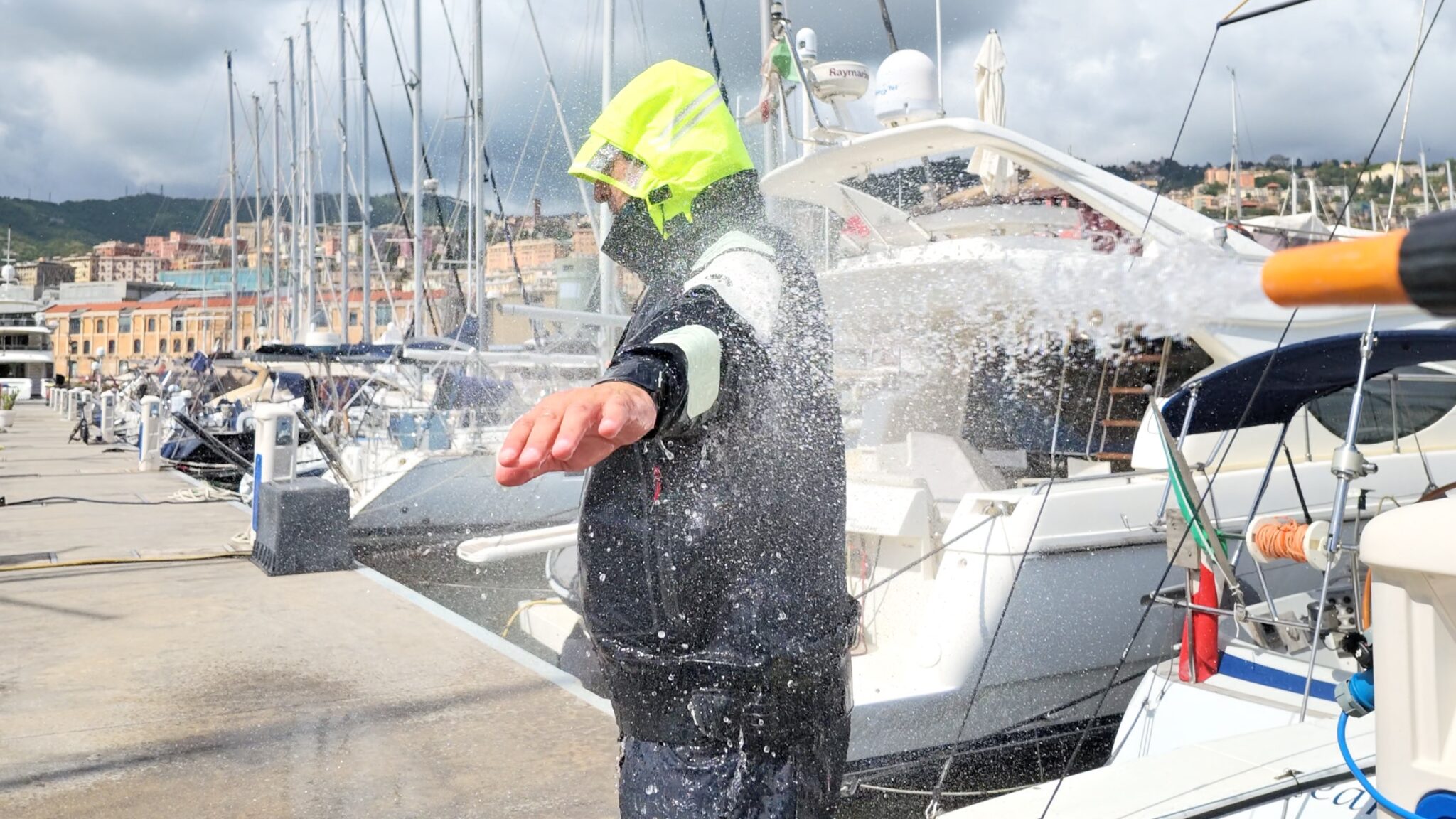 Foto che ritrae la cerata Henri Lloyd Ocean Pro durante il test di impermeabilità